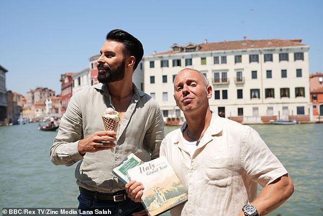 كان رايلان يصور جولة Rob And Rylan's Grand Tour في البندقية مع صديقه Rinder، 45 عامًا، حيث أمضيا وقتًا مع مجموعة تحت الأرض تدعى House Of Serenissima.