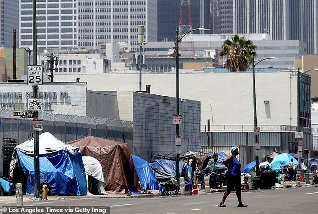 تصطف الخيام التي تؤوي المشردين على الرصيف على طول الشارع الخامس في وسط مدينة لوس أنجلوس
