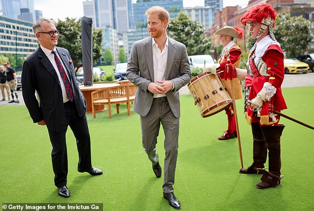 أثار وصول الأمير هاري إلى بريطانيا لحضور محادثة مؤسسة Invictus Games Foundation تكهنات بأن الأب والابن سيلتقيان