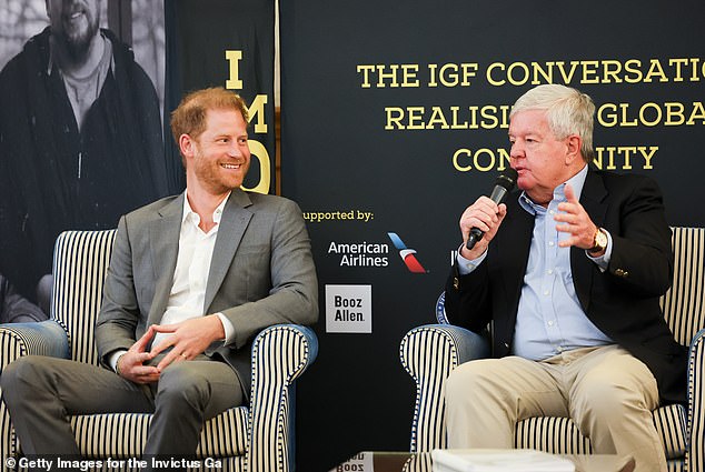 هاري يتحدث على خشبة المسرح مع السير كيث ميلز بمناسبة مرور مرور مرور عشر سنوات على افتتاح ألعاب Invictus في لندن 2014