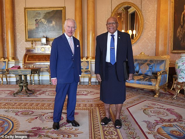 التقى تشارلز مع رئيس وزراء فيجي سيتيفيني رابوكا أمس أثناء وصول هاري إلى المملكة المتحدة