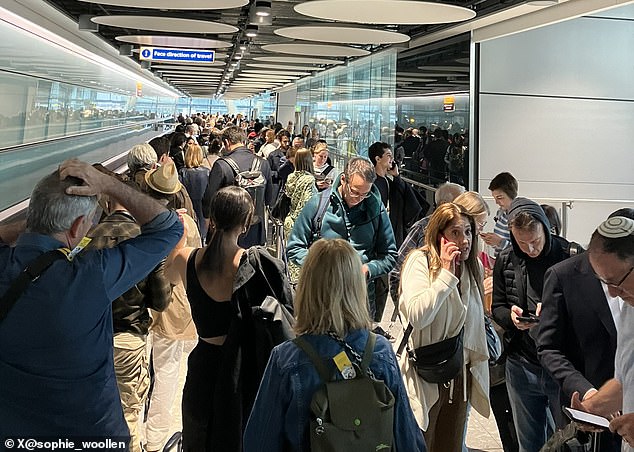 فوضى في مطار هيثرو حيث ينتظر آلاف الركاب في طوابير ضخمة بعد أن أدى خلل في تكنولوجيا المعلومات إلى سقوط البوابات