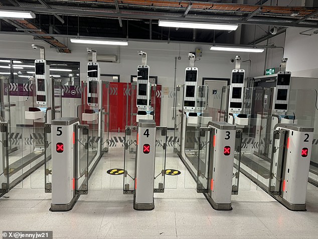 تم إغلاق البوابات الإلكترونية في مطار إدنبرة بعد أن تسبب خلل في تكنولوجيا المعلومات في انقطاع التيار الكهربائي على مستوى البلاد