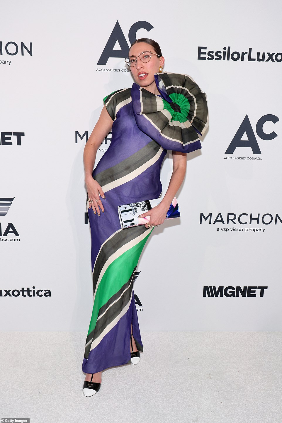 أبهرت المصممة كارولين فازانا بفستان جريء يتميز بظلال نابضة بالحياة من اللونين الأخضر والأرجواني