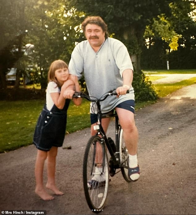 شاركت صوفي صورة قديمة رائعة عندما كانت أصغر سناً وهي تركب الدراجة مع والدها