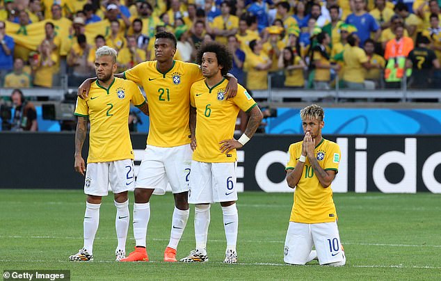 يلعب الآن مع فريق أمازوناس في دوري الدرجة الثانية، وقد ظهر ألفيس (في الوسط، في الصورة عام 2014) سابقًا مع منتخب البرازيل
