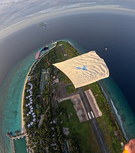 تمتلك إيفورو مطارًا خاصًا بها وقد تعاونت مع بطل العالم في القفز بالمظلات ويل بيني لإنشاء أول منطقة هبوط دائمة للقفز بالمظلات في جزر المالديف