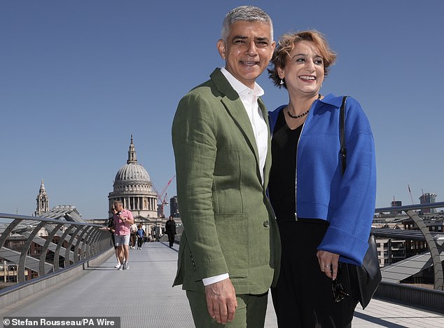 صادق خان وزوجته سعدية خان يقفان على جسر الألفية في لندن أمس