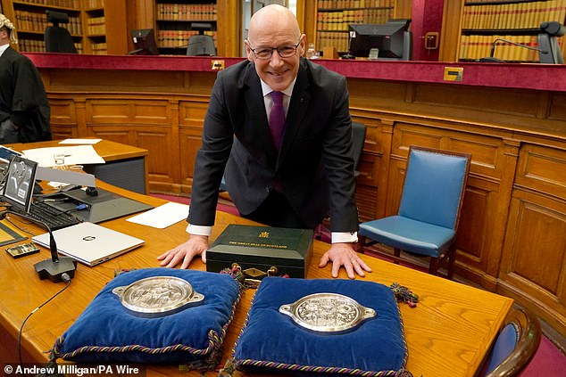 أدى الزعيم الجديد للحزب الوطني الاسكتلندي اليمين الدستورية في المحكمة بعد انتخابه لمنصب هوليرود أمس
