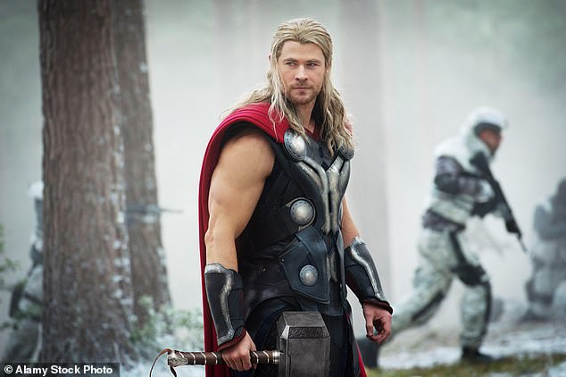 يشتهر كريس هيمسوورث بلعب دور Thor في سلسلة أفلام Avengers