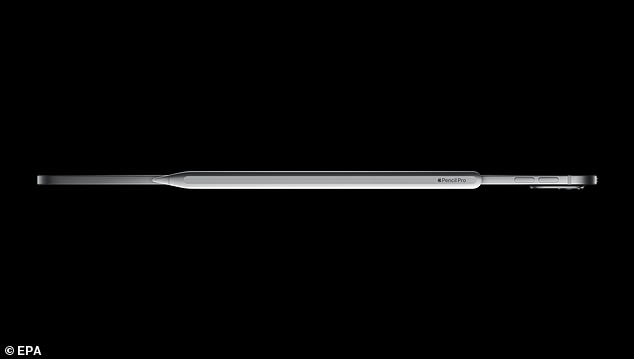 يأتي ذلك في الوقت الذي تعلن فيه شركة Apple عن عدد من الترقيات لخطها من الأجهزة اللوحية، بما في ذلك جهاز iPad Pro الجديد (في الصورة) والذي سيكون أنحف منتج لشركة Apple