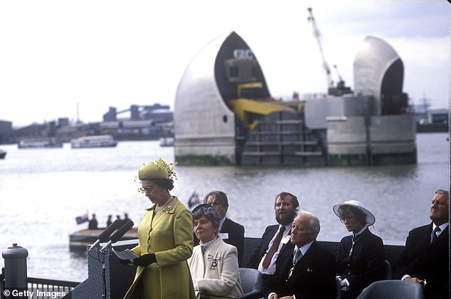 تم التقاط الصورة للملكة إليزابيث الثانية وهي تفتتح رسميًا حاجز التايمز في 8 مايو 1984 - بعد عامين من اكتمال بناء الدفاع عن الفيضانات