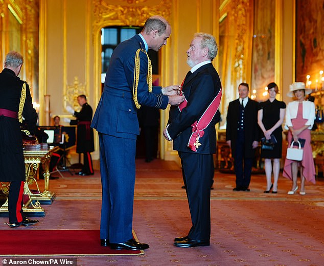 السير ريدلي سكوت، من لوس أنجلوس، حصل على وسام فارس جراند كروس من وسام الإمبراطورية البريطانية من قبل أمير ويلز في قلعة وندسور