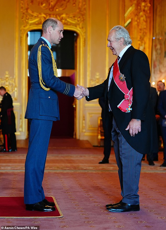 حصل السير بيل بومونت، من ليثام، رئيس اتحاد الرجبي العالمي، على وسام فارس جراند كروس من وسام الإمبراطورية البريطانية من قبل الأمير ويليام اليوم