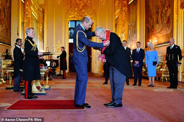 السير بيل بومونت، من ليثام، رئيس اتحاد الرجبي العالمي، حصل على وسام فارس جراند كروس من وسام الإمبراطورية البريطانية