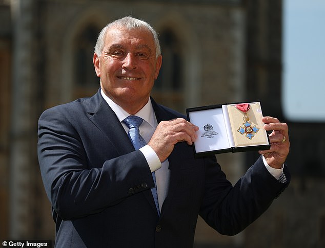 حصل لاعب كرة القدم السابق بيتر شيلتون على وسام البنك المركزي المصري خلال حفل تنصيب في قلعة وندسور