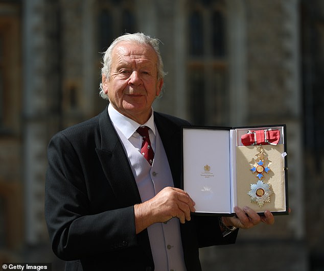 السير ويليام بومونت بعد حصوله على وسام Knight Grand Cross لخدمات الرجبي والأعمال الخيرية خلال حفل تنصيب في قلعة وندسور