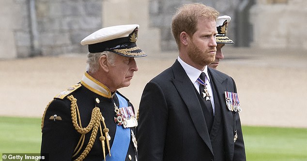 الملك تشارلز مع ابنه في الخدمة الإلزامية للملكة الراحلة في كنيسة سانت جورج، وندسور في سبتمبر 2022