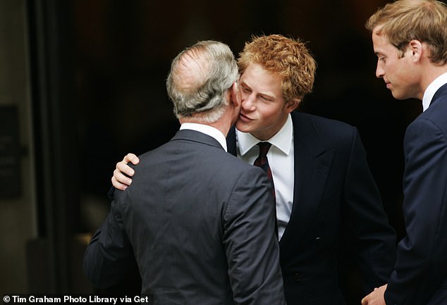 تشارلز - بحسب المتحدث باسم الأمير هاري أمس - أب مشغول جدًا بحيث لا يستطيع رؤية ابنه.  أعلاه: هاري يحيي والده إلى جانب الأمير ويليام في حفل تأبين الذكرى العاشرة لوالدتهما الأميرة ديانا في عام 2007