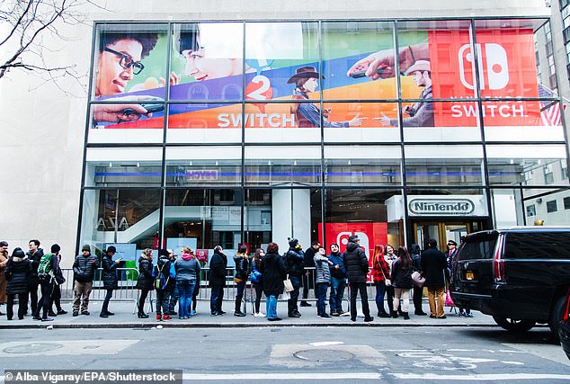 ينتظر الناس في الطابور خارج متجر نينتندو في مانهاتن، نيويورك في 3 مارس 2017 - تاريخ الإصدار العالمي لجهاز نينتندو سويتش الأصلي