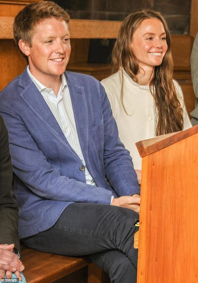 أثناء زيارتهم لكاتدرائية تشيستر، جلس الزوجان المخطوبان في المقاعد، قبل شهر من زفافهما في 7 يونيو.