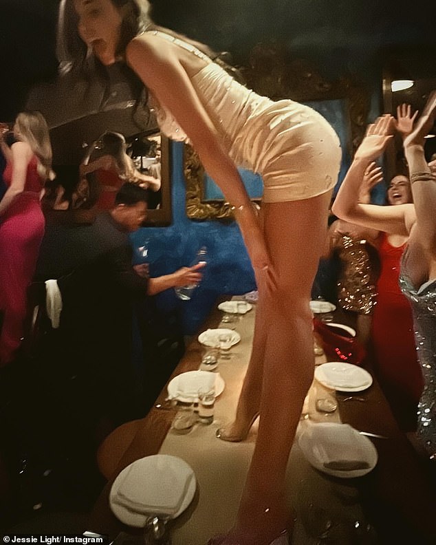 تم تصوير المنتج التلفزيوني جيسي وهو يرقص على طاولة في حفل توديع العزوبية الخاص بها
