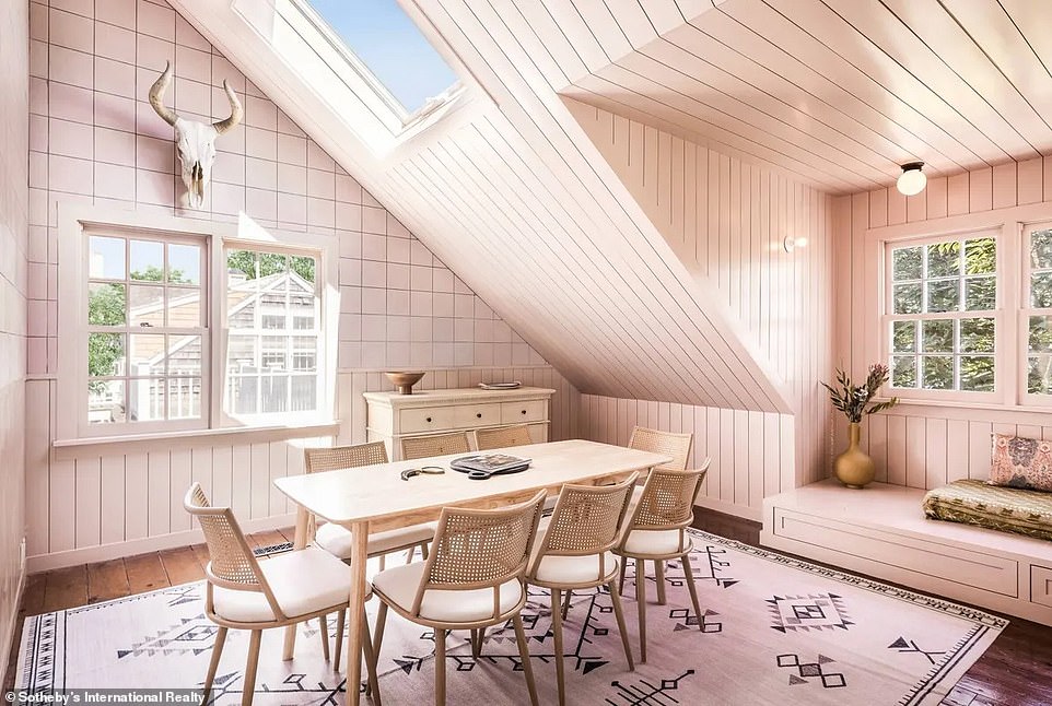 توجد غرفة طعام صغيرة في الطابق العلوي، وتتميز بجدرانها ذات اللون الوردي الفاتح وسقفها المائل ومقعدها الساحر بجوار النافذة.