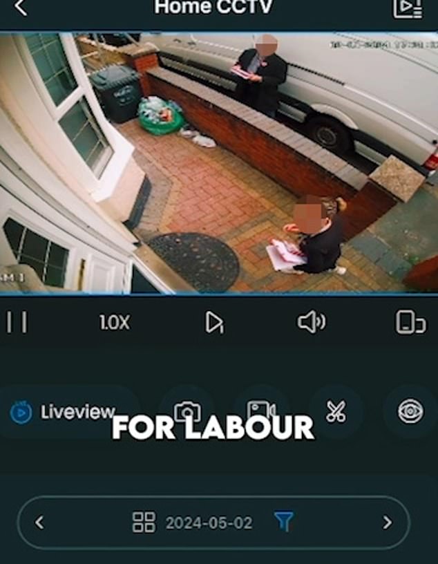 ويظهر الفيديو المرأة وهي تسأل الشخص الذي يعيش في هذا المنزل عما إذا كان قد صوت لصالح حزب العمال