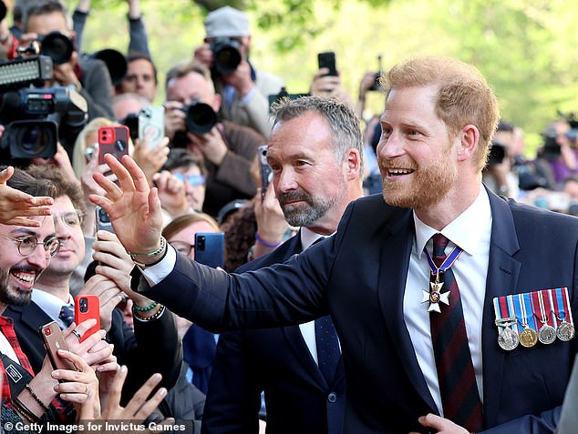 الأمير هاري يحيي أفراد الجمهور أمس خارج كاتدرائية القديس بولس في لندن