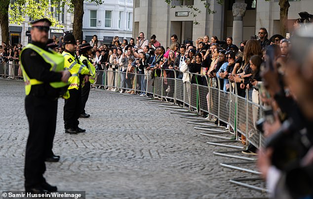 ضباط الشرطة يراقبون الحشود المنتظرة للقاء هاري خارج كاتدرائية القديس بولس أمس
