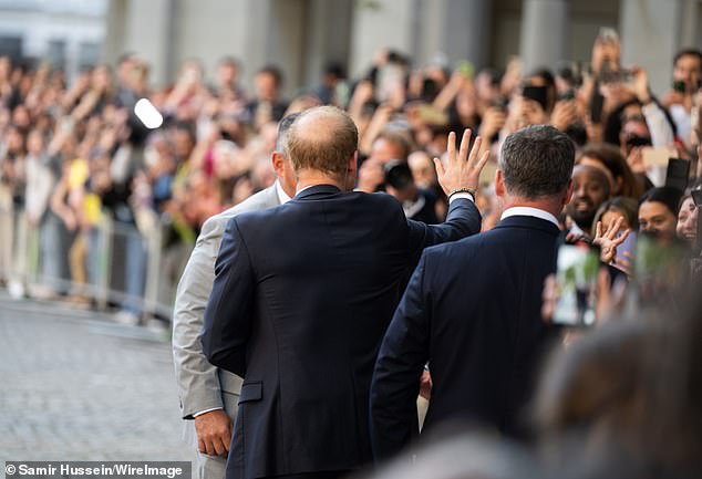الأمير هاري يلوح للجماهير التي انتظرت مقابلته خارج كاتدرائية القديس بولس أمس