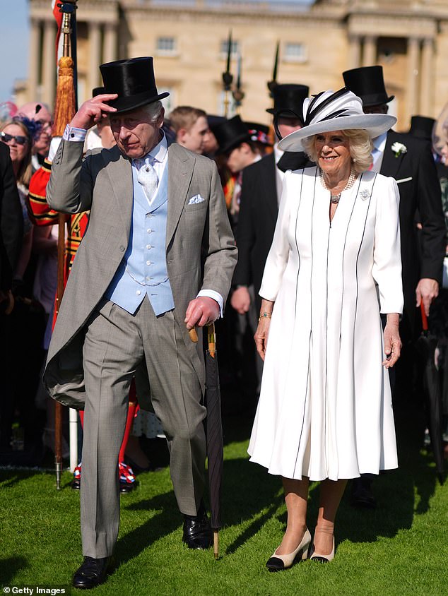 تشارلز يرتدي القبعة العلوية والذيل في حفل Royal Garden Party بالأمس في قصر باكنغهام مع كاميلا