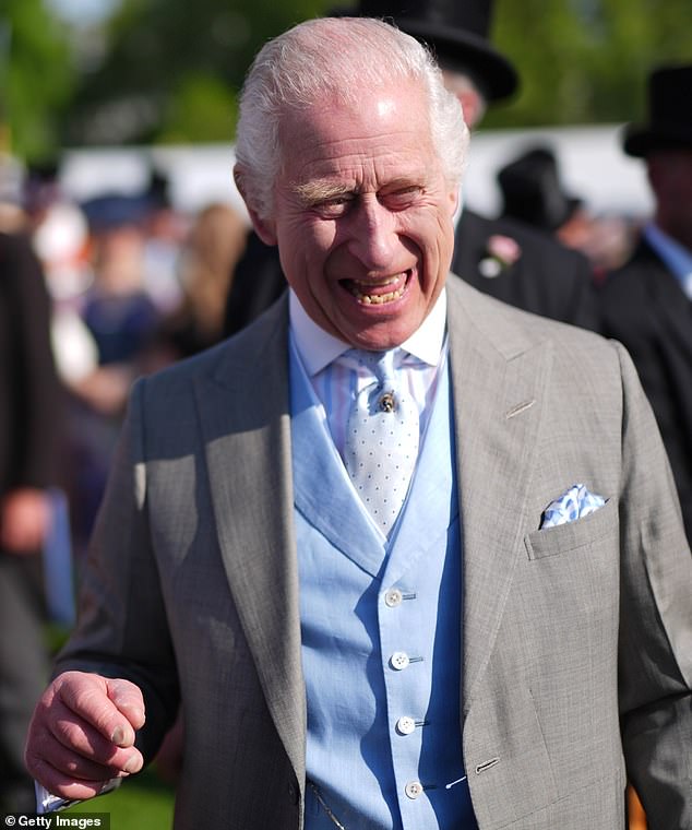 يبتسم تشارلز أثناء حضوره حفل Royal Garden Party في قصر باكنغهام يوم الأربعاء - وهو نفس اليوم الذي كان فيه الأمير هاري على بعد ميلين فقط في كاتدرائية القديس بولس