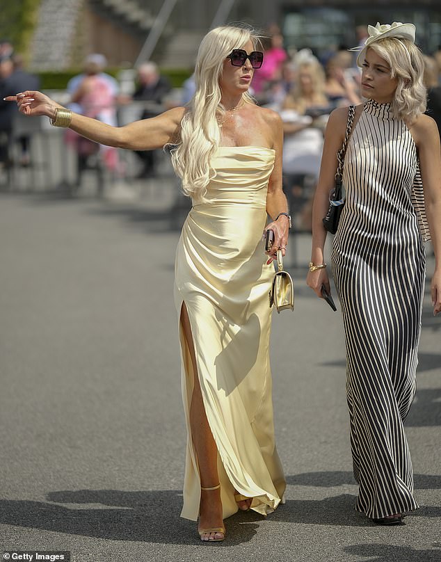 اختار اثنان من رواد السباق مظهرًا كلاسيكيًا يعود إلى فترة العشرينيات من القرن الماضي، حيث كانا يرتديان ثوبًا ذهبيًا من الساتان وآخر يرتدي فستانًا مقلمًا برقبة على شكل رسن