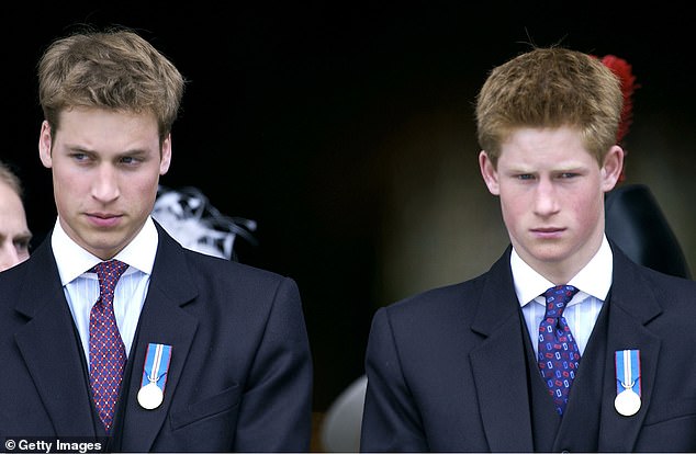 الأمير ويليام والأمير هاري يبدوان جديين عندما يغادران الخدمة احتفالاً باليوبيل الذهبي للملكة في كاتدرائية القديس بولس عام 2002