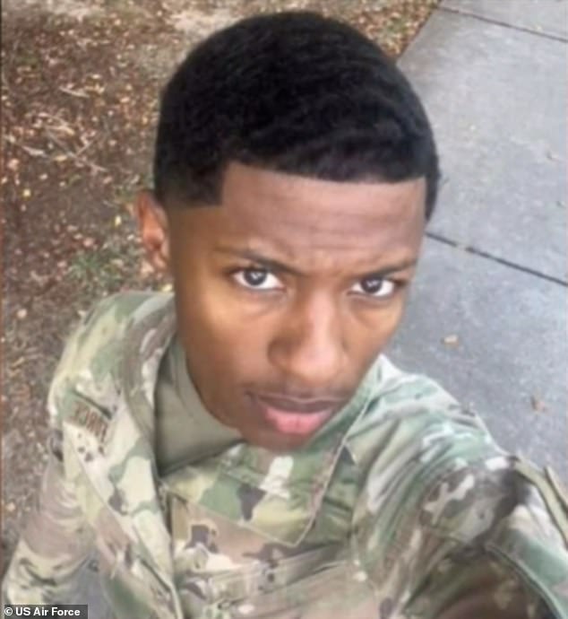 قُتل الطيار الأسود (في الصورة) في شقته في فلوريدا بعد أن اقتحمت الشرطة طريقها إلى الشقة الخطأ وأطلقت النار عليه بينما كان صديقه المذعور يشاهد على تطبيق FaceTime.