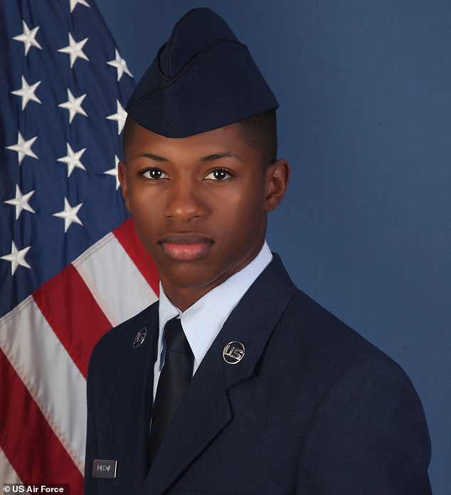 تم التعرف على الطيار الكبير بالقوات الجوية الأمريكية روجر فورتسون، 23 عامًا، على أنه الشاب الذي قُتل بالرصاص بعد ظهر يوم الجمعة الماضي.