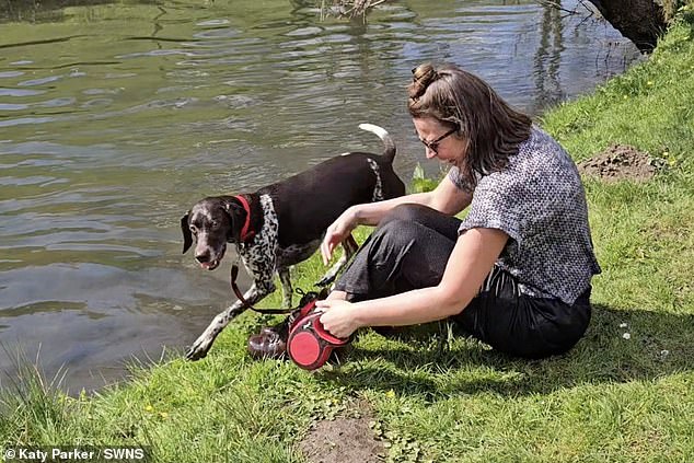 كانت ستيف كوزينز، 35 عامًا، تستمتع بنزهة مثالية مع كلبتها ويني، لكنها سقطت في الماء أثناء اللعب مع حيوانها الأليف.