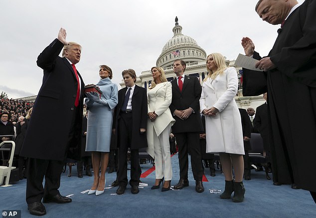 بارون ترامب (في الوسط) مع الأم ميلانيا (يسار) والأشقاء إيفانكا وإريك وتيفاني بينما يؤدي دونالد ترامب اليمين كرئيس في يناير 2017