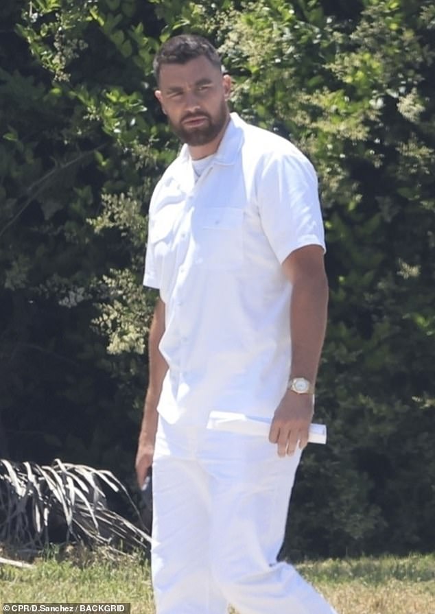 كان نجم اتحاد كرة القدم الأميركي وصديق تايلور سويفت، البالغ من العمر 34 عاماً، يرتدي ملابس بيضاء بالكامل ويمسك بالنص بينما كان يتجول في مكان التصوير.