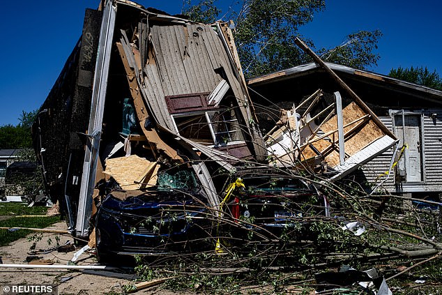 وضرب أكثر من 600 إعصار الولايات المتحدة بالفعل هذا العام، ووصل إلى تكساس وأيوا وميشيغان ولويزيانا.  في الصورة: منزل متنقل دمره إعصار في كالامازو بولاية ميشيغان
