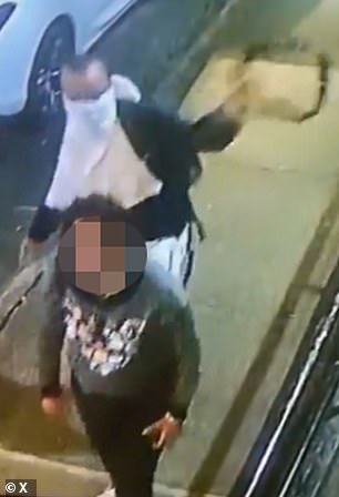 وأكدت شرطة نيويورك أن المرأة كانت تسير بالقرب من شارع 152 الشرقي والجادة الثالثة عندما قام رجل مجهول بوضع حزام حول رقبتها.