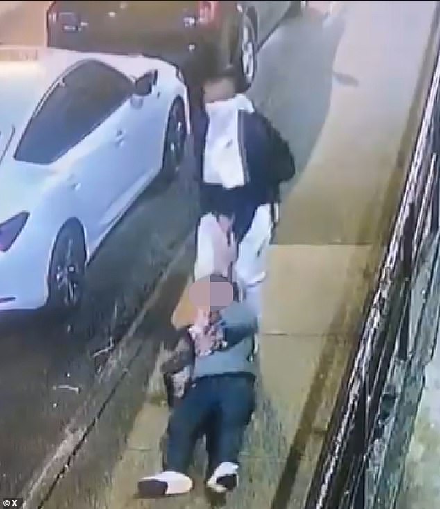 ويظهر فيديو المراقبة الرجل وهو يسحب جثة الضحية بين سيارتين متوقفتين