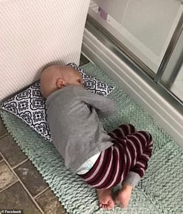 شاركت روث صورة لنولان وهو ملقى على أرضية الحمام، موضحة كيف كان ابنها خائفًا جدًا من ترك جانبها حتى أثناء الاستحمام.