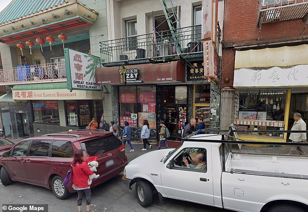مطعم Z&Y (في الصورة)، الذي يقع في قلب الحي الصيني في سان فرانسيسكو، يشتهر بتقديم شرائح السمك مع زيت الفلفل الحار المشتعل.