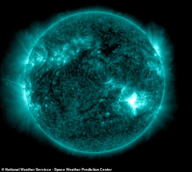 نتجت الأضواء الشمالية عن توهج شمسي ضخم، كما يظهر في أسفل يمين هذه الصورة، والذي اجتاح عددًا من الموجات الأخرى من المواد الشمسية المقذوفة في انفجار واحد