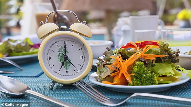 وجدت دراسة أنه بالمقارنة مع أولئك الذين اعترفوا بالتهام طعامهم، فإن الذين يأكلون ببطء كانوا أقل عرضة للسمنة بنسبة 42%.