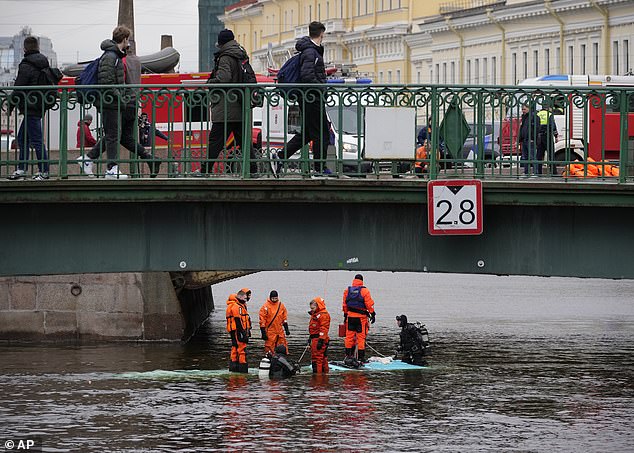 ويقال إن عمليات البحث في النهر لا تزال مستمرة بعد الحادث الذي وقع هذا الصباح، مع بقاء الحافلة مغمورة بالمياه