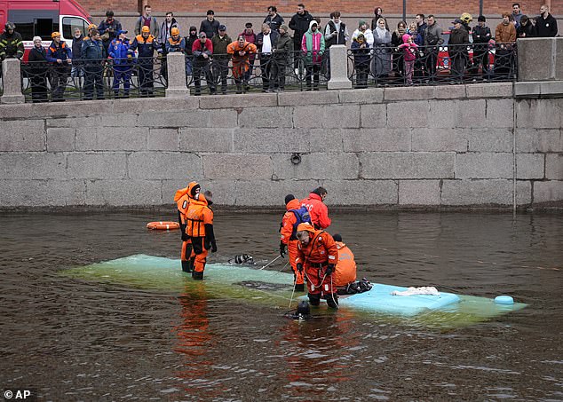 وشاهدت الحشود رجال الإنقاذ وهم يواصلون البحث في النهر بعد الحادث المروع