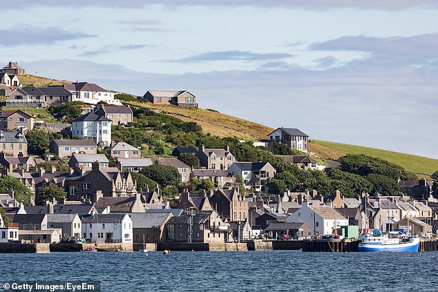 لكن أولئك الذين يعيشون في جزر أوركني وشتلاند في شمال اسكتلندا هم الأكثر احتمالاً أن يرفضوا الوجبات الجاهزة تمامًا (في الصورة: كيركوال في شتلاند)